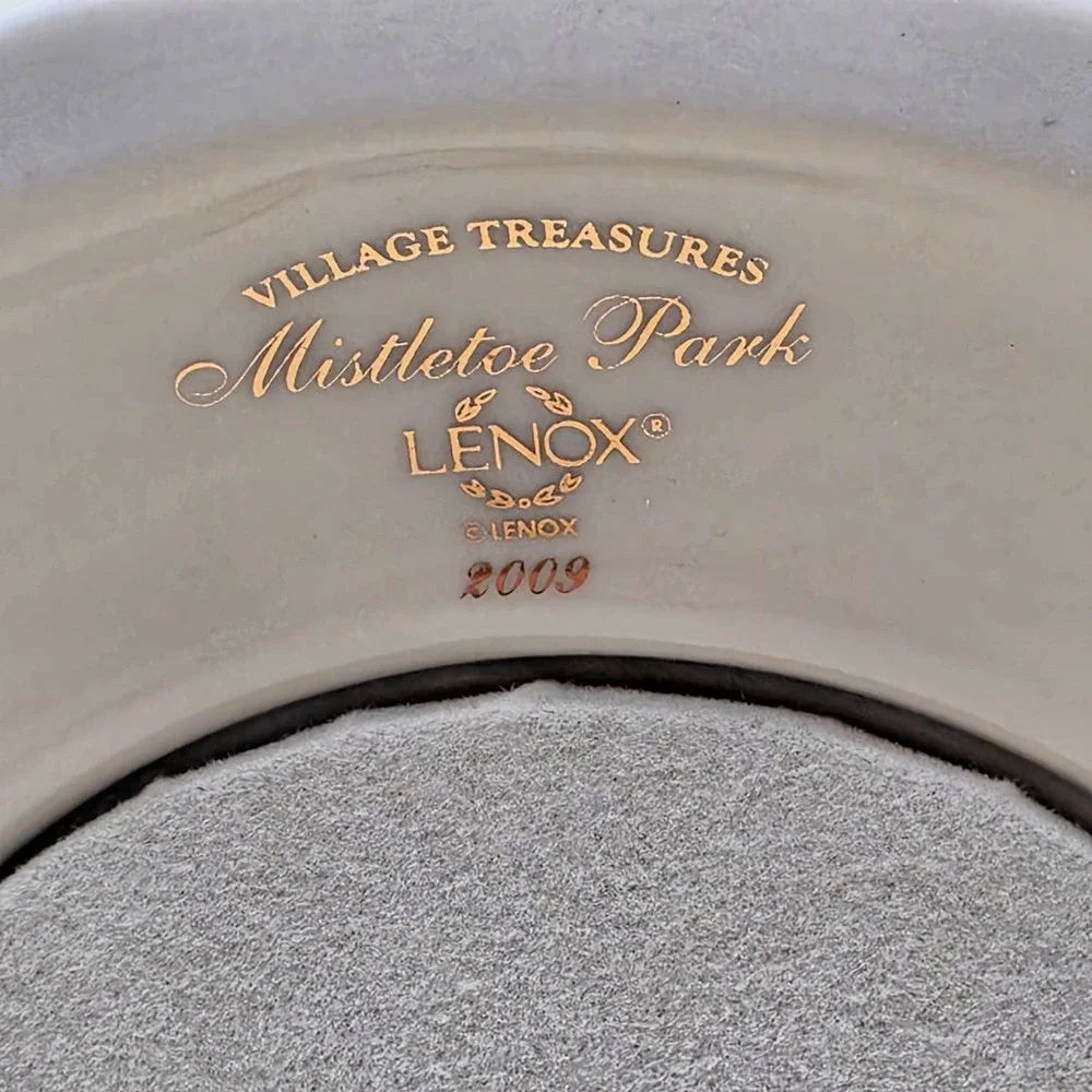 Lenox Mistletoe Park Musical Gazebo Bandstand Porcelain Gold Trim #775766 Boxed